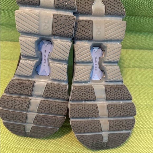 On Cloud X Versatile Men's Gray and Black Athletic Shoes - Picture 5 of 6